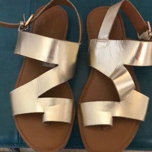 Cute gold sandal Gently worn